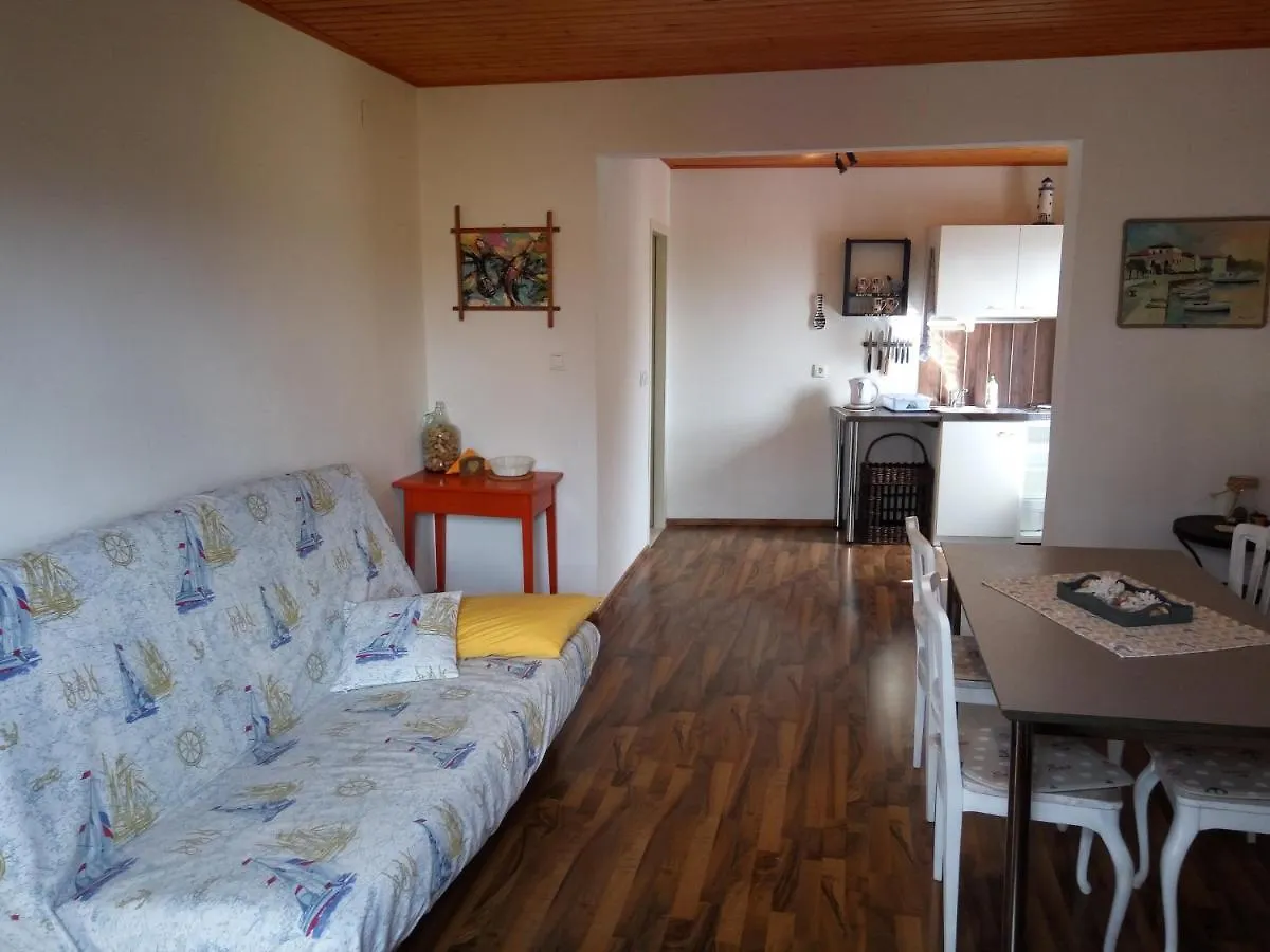 Apartments With A Parking Space Novi Vinodolski - 11523