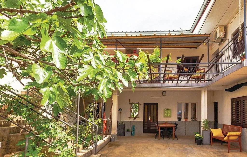 Apartments With A Parking Space Novi Vinodolski - 11523