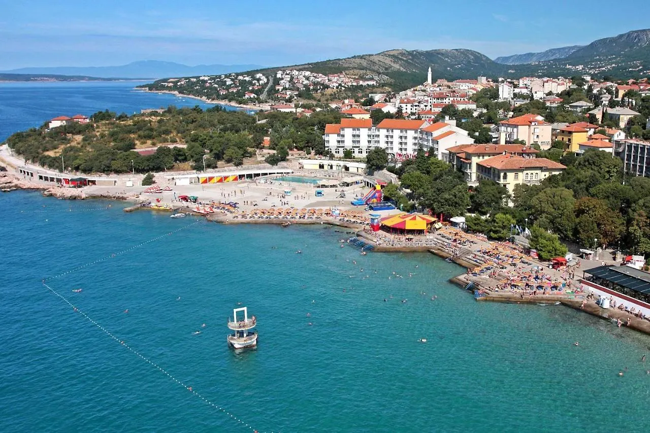 Apartments With A Parking Space Novi Vinodolski - 11523